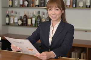 バーで新しいカクテルメニューを紹介