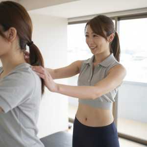 リハビリ運動の姿勢を指導する理学療法士