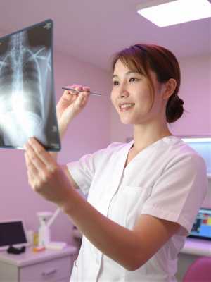 X線を分析する歯科医