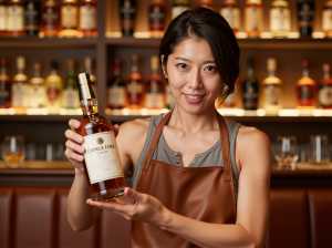 ウイスキーを提供するバーの女性