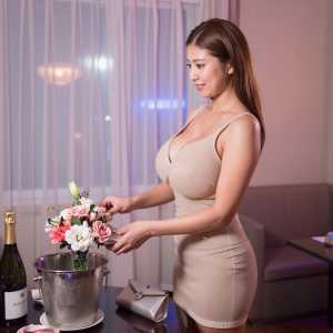 巨乳VIPブースで花を飾る女性