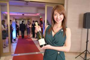 巨乳クラブエントランスでシャンパンを案内する女性