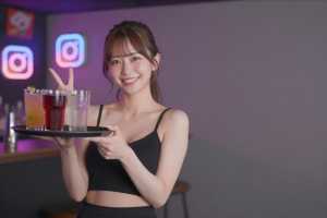 ガールズバー求人で見せる黒制服の笑顔ショット