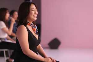 スナック求人でドレスにスカーフの女性