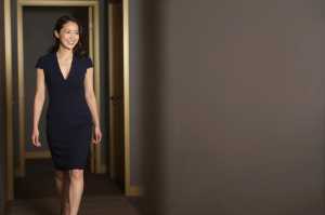 キャバクラ求人・廊下で歩く嬢