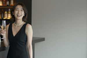 キャバクラ求人・黒ドレスのシャンパン