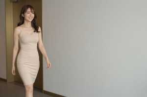 キャバクラ求人・廊下を歩く姿