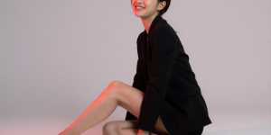 求人: クールな座り姿