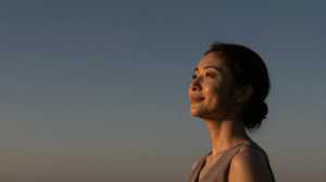 求人バナー素材：青背景とエレガントな女性