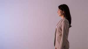 求人バナー素材：輝く青空と女性の横顔