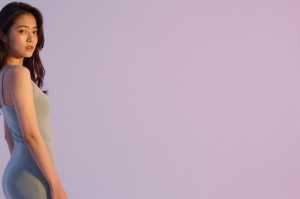 求人バナー素材：煌めく青空とモダン女性