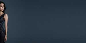 求人バナー素材：青背景と魅力的なドレス姿