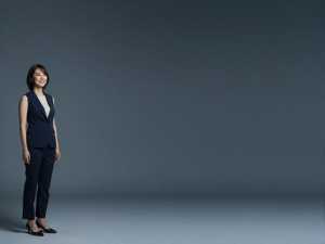 求人バナー素材：青い空と働く女性