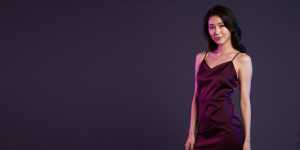 求人バナー素材：黒紫背景と魅力的な女性