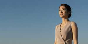 求人バナー素材: 魅力的な女性とブルー背景