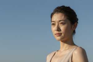 求人バナー素材: ブルー背景の魅力的な女性