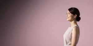 求人バナー素材: 紫黒グラデのエレガント女性