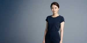 求人バナー素材: ブルー背景とモダンな女性