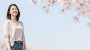 求人：青空と桜の下、新しい自分