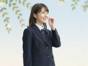 求人：制服と春の笑顔