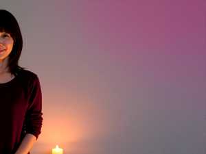 求人バナー素材: 紫ピンクグラデのカジュアル女性