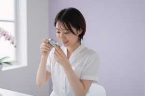 肌の状態を拡大鏡で確認するプロ