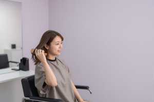 ヘアサロンで髪を梳かす女性