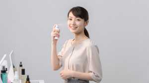 デパートでフェイシャルミストを試す女性