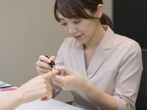 ネイルサロンで働くネイリスト