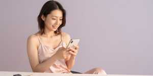 オンラインでメイクを学ぶ女性の朝