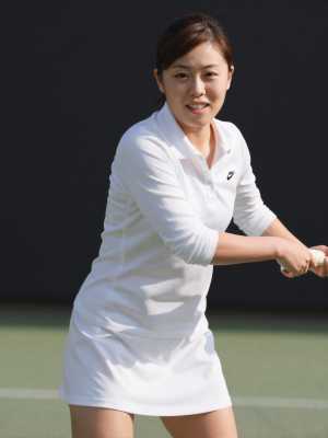 テニスコートでフォアハンド