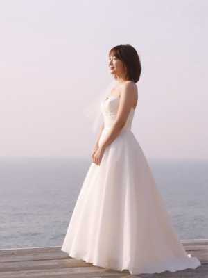 海辺で風に舞うベールの花嫁