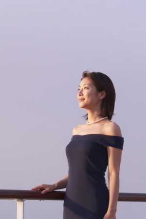 クルーズ船デッキで海を眺める