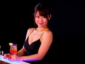 クラブのバーで コクテイル作る美女