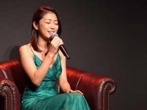 キャバクラで客の膝に座るエメラルド