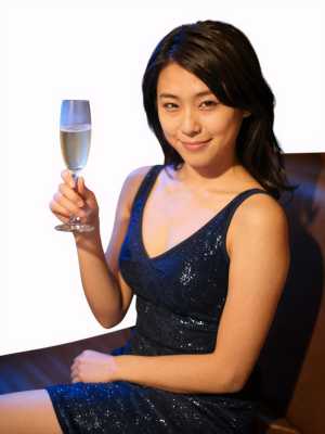 キャバクラで客に寄り添うネイビーのドレス