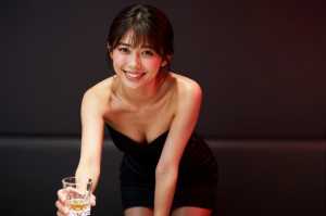 キャバクラVIPで客に差し出す黒ドレス