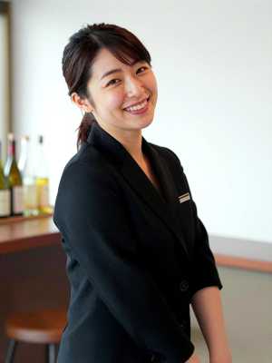 ガールズバー求人: カウンターで輝く笑顔