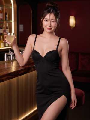 キャバクラのバーでカクテルを作る嬢