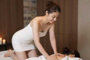 メンズエステで密着オイルで