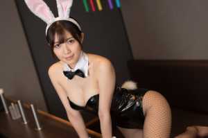 バニーガールのコスプレで密着するガールズバー