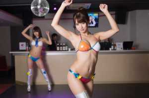 コンカフェのステージでアイドルダンスをする