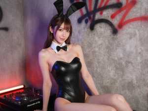 地下バーのクールなバニー