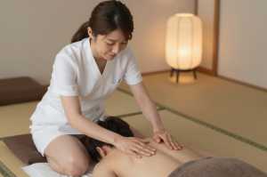 メンズエステの個室でリンパマッサージ