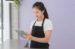 モダンカフェでメニューを確認するスタッフ
