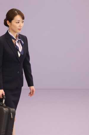 ホテルのラウンジで荷物を運ぶコンシェルジュ