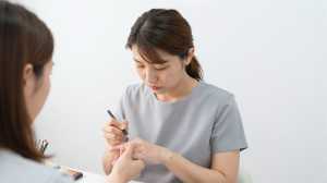 ネイルアートを施すネイリスト