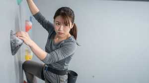 ボルダリングを楽しむ女性