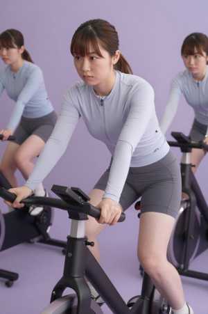 フィットネスバイクで汗を流す女性