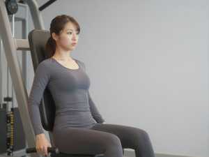 ジムでレッグプレスを行う女性